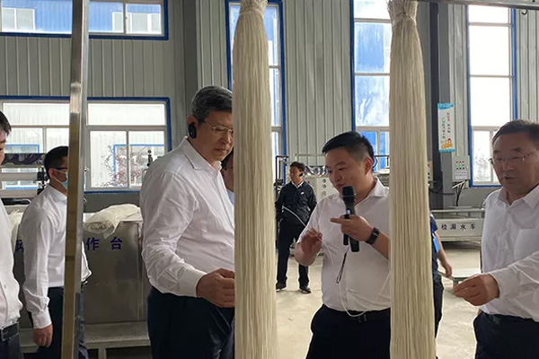 內(nèi)蒙古自治區(qū)黨委常委、通遼市委書記孟憲東攜考察團(tuán)到一諾環(huán)境考察指導(dǎo)